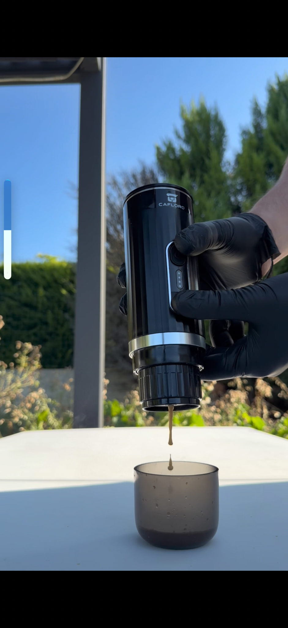 L’espresso coule de la machine CAFLORO dans une tasse en extérieur